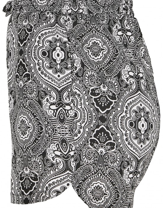 Дамски къси панталони на черно-бели фигури Urban Classics Ladies AOP Viscose Resort Shorts, Къси панталони - Lit.bg