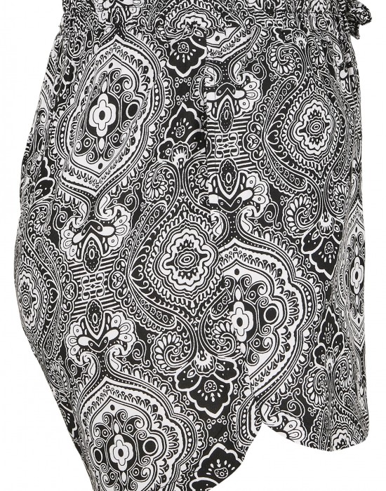 Дамски къси панталони на черно-бели фигури Urban Classics Ladies AOP Viscose Resort Shorts, Къси панталони - Lit.bg