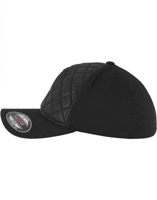 Шапка с козирка в черен цвят Diamond Quilted Flexfit, Аксесоари - Lit.bg