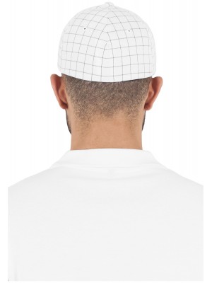 Шапка с козирка в бяло Flexfit Square Check Cap 