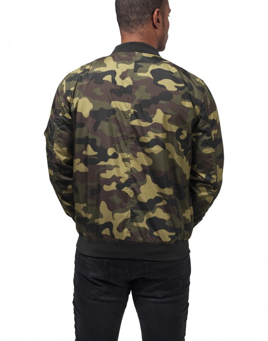 Мъжко тънко яке тип бомбър Urban Classics в камуфлаж woodcamo, Мъже - Lit.bg Мъжко тънко яке тип бомбър Urban Classics в камуфлаж woodcamo, Мъже - Lit.bg