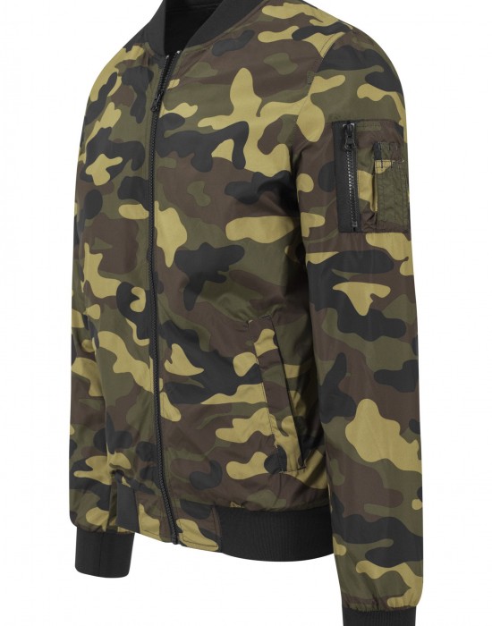 Мъжко тънко яке тип бомбър Urban Classics в камуфлаж woodcamo, Мъже - Lit.bg Мъжко тънко яке тип бомбър Urban Classics в камуфлаж woodcamo, Мъже - Lit.bg