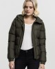 Дамско яке Urban Classics Hooded Puffer в цвят маслина, Жени - Lit.bg