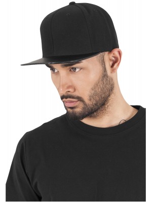 Шапка с козирка в черно Carbon Snapback 