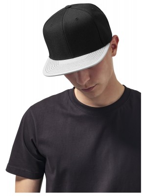 Шапка с козирка в черно Metallic Visor Snapback