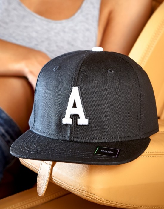 Шапка с козирка в сив и черен цвят Letter Snapback A, Аксесоари - Lit.bg