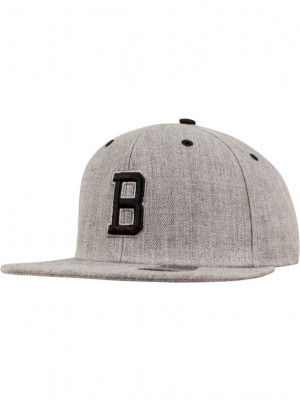 Шапка с козирка в сив и черен цвят Letter Snapback B