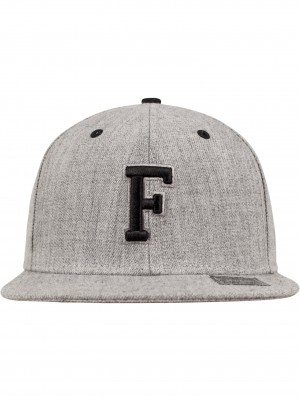 Шапка с козирка в сив и черен цвят Letter Snapback F